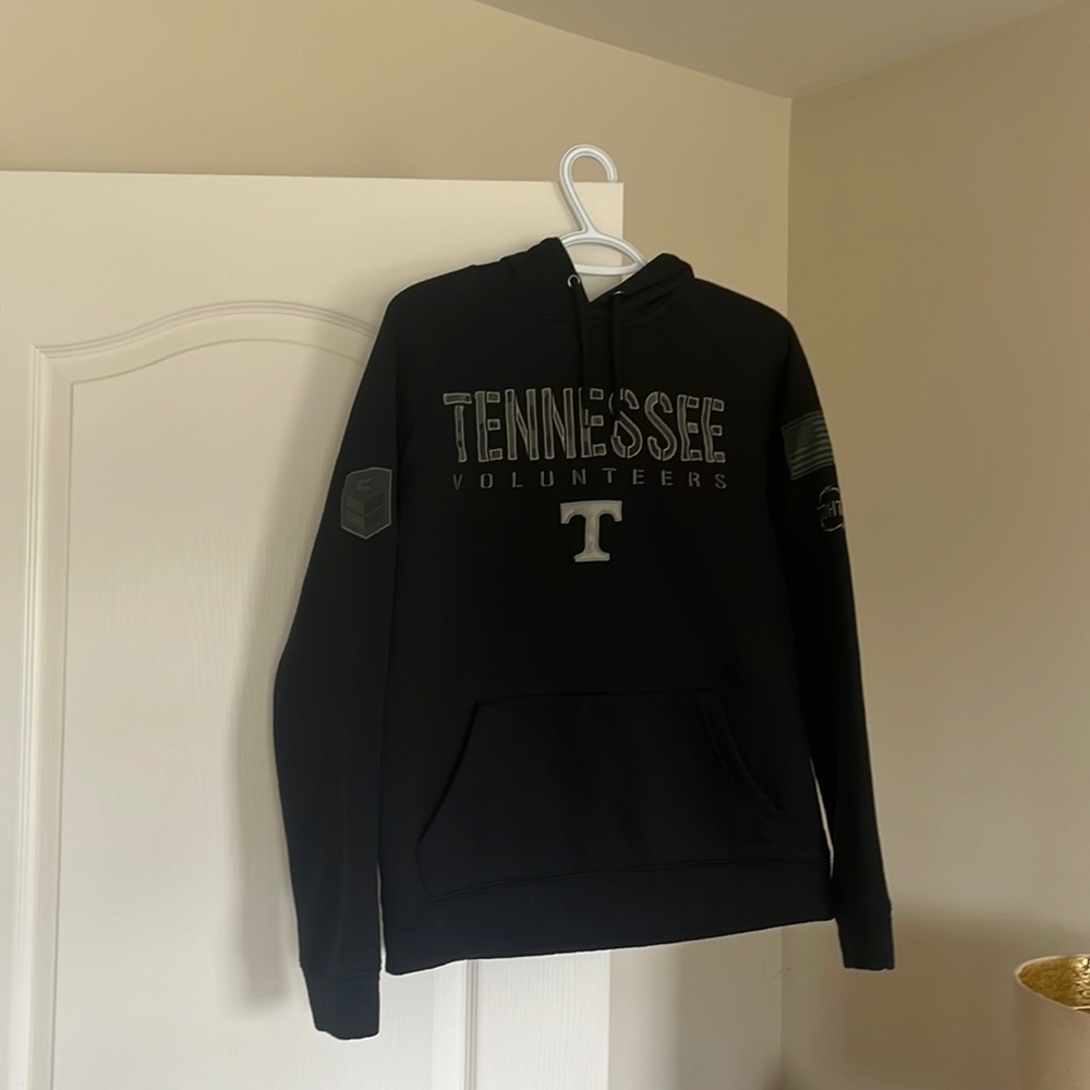 Tennessee Volunteers hoodie - black with American flag on sleeve